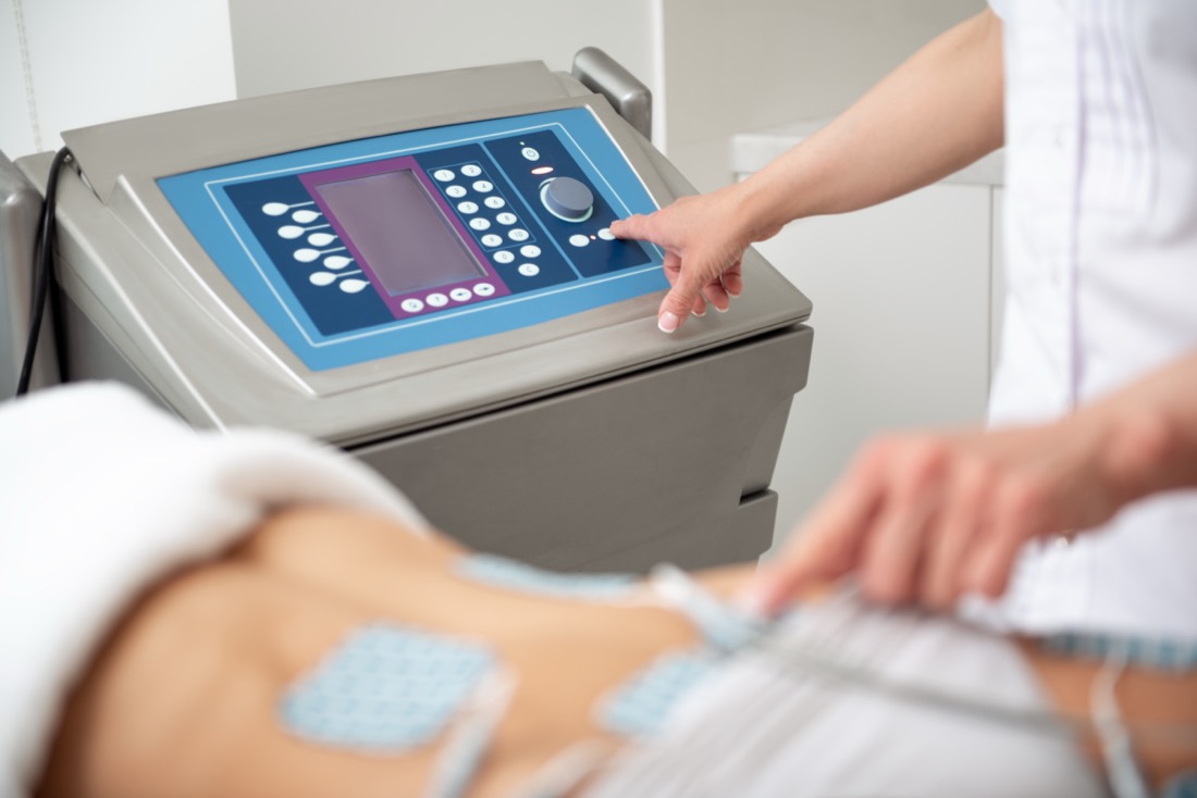 Sesión de electroterapia corporal con electroestimulación